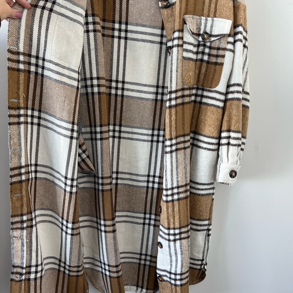⭐️SOLD⭐️ Women’s Brown Long Flannel Plaid Button Front Shacket Trench Coat - Picture 3 of 6